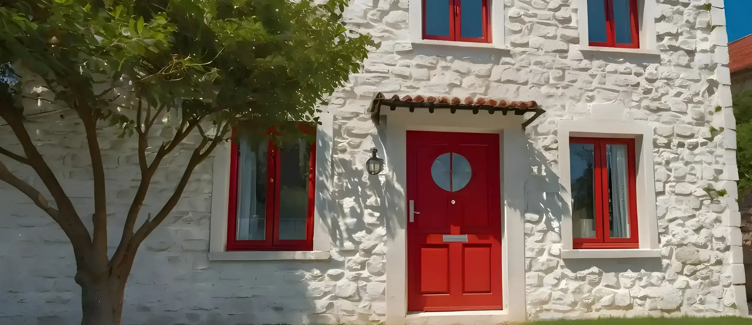 Une maison à la porte rouge en pierre